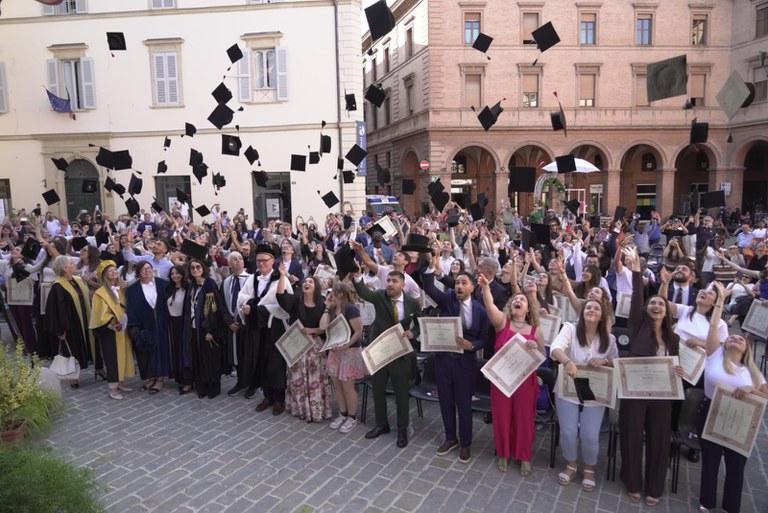Image - UniMc, tre giorni di festa per tre generazioni di laureati